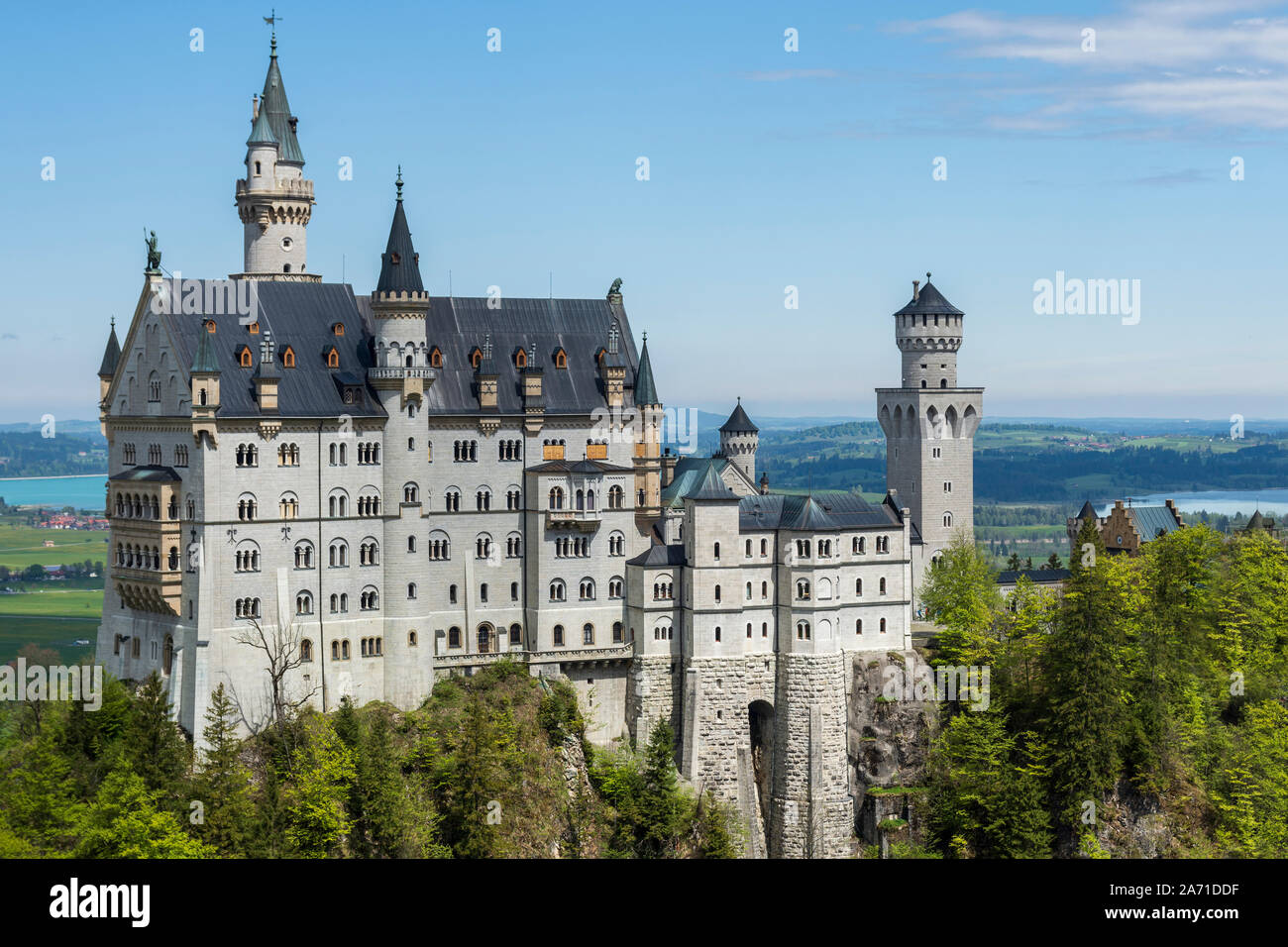 Schloss Neuschwanstein in Deutschland von Süden mit einem blauen Himmel und See forgensee im Hintergrund. Stockfoto