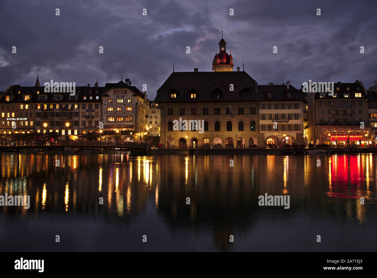 Rathaus von Luzern in der Schweiz in der Dämmerung/Nacht im Herbst seasion Stockfoto