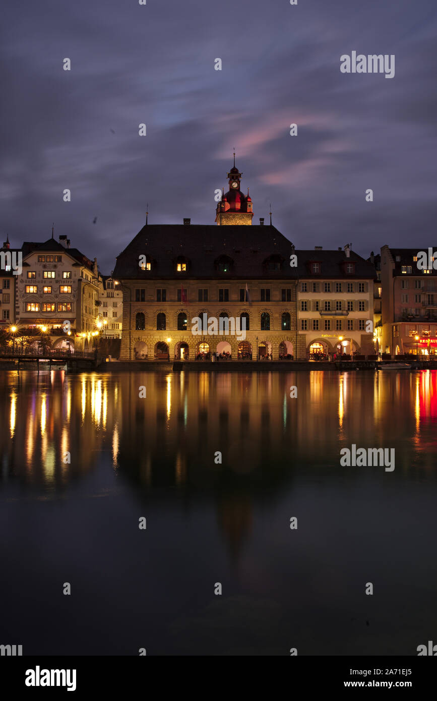 Rathaus von Luzern in der Schweiz in der Dämmerung/Nacht im Herbst seasion Stockfoto