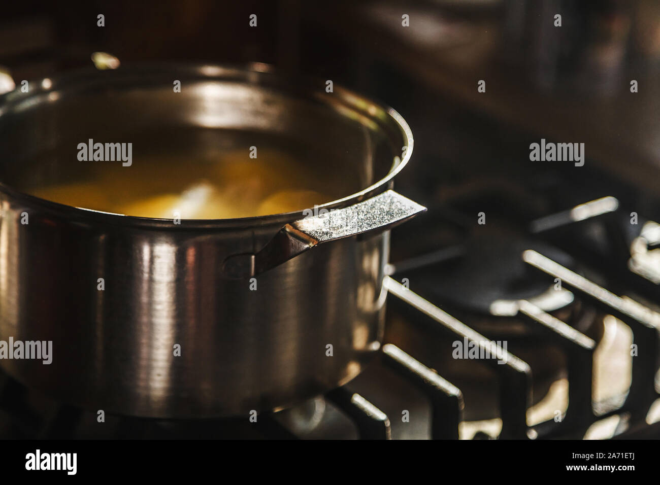 Edelstahl Kochgeschirr mit frischen Kartoffeln mit Wasser gefüllt Stockfoto