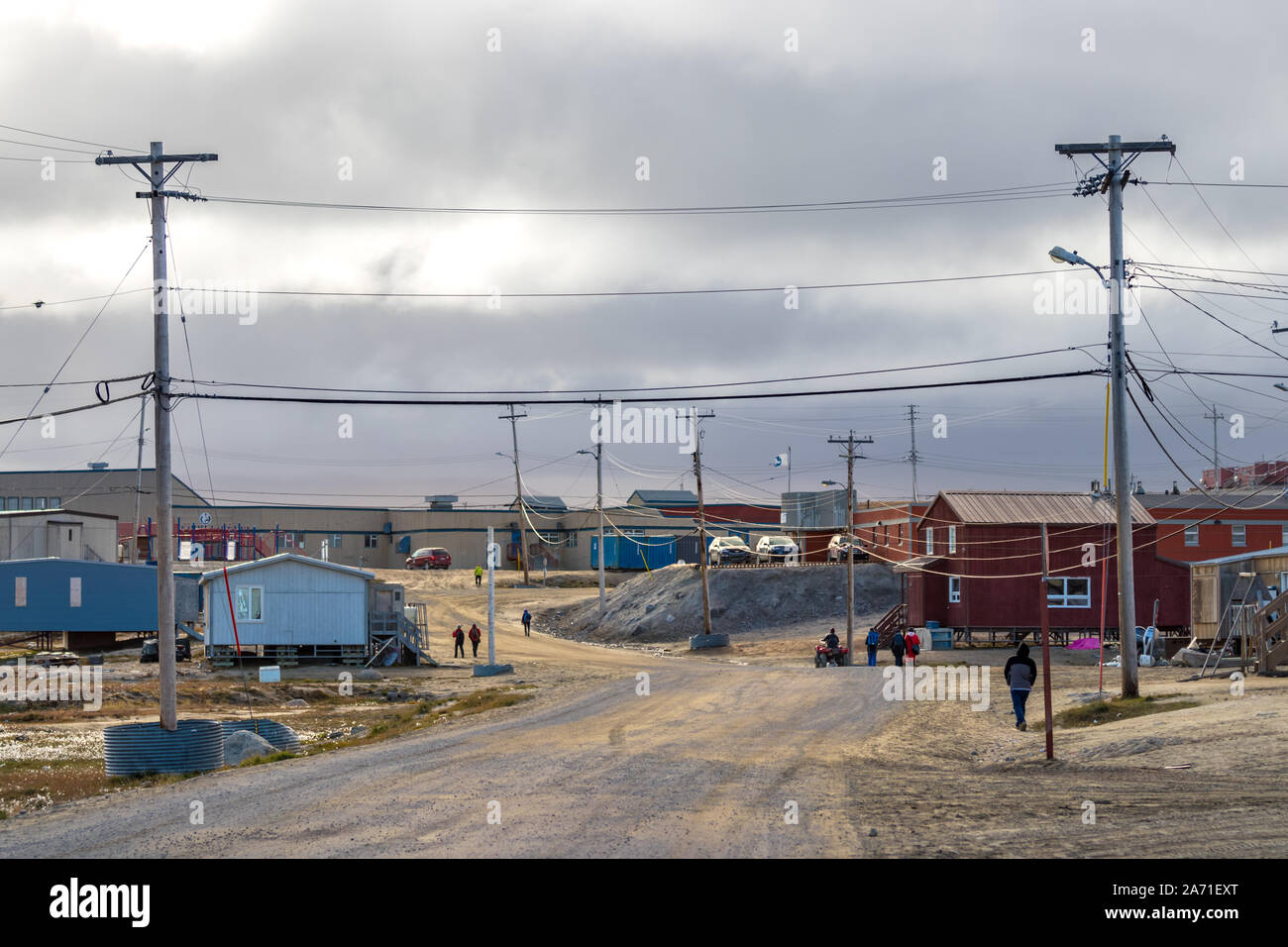 Die Hauptstraße in der Innenstadt von Clyde River, Nunavut, Kanada. Stockfoto
