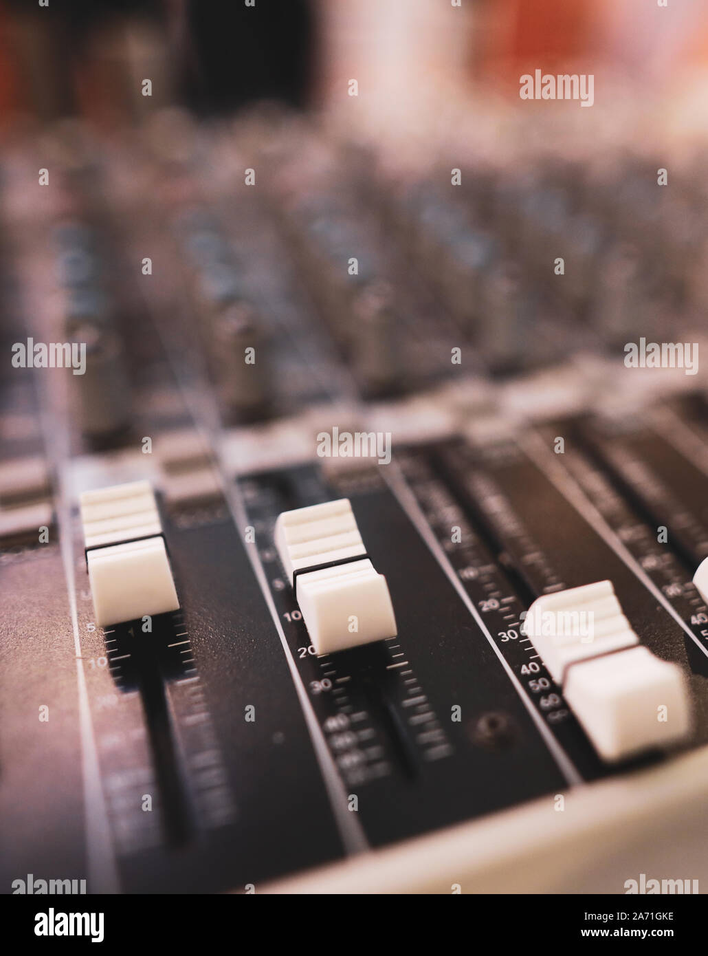 Flache Tiefenschärfe (selektive Fokus) Bild mit der Steuerelemente auf einem Audio Mixer Stockfoto