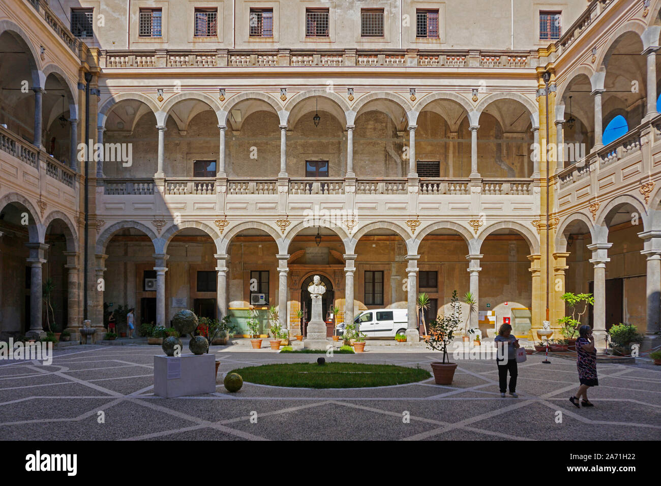 Im Innenhof der Galerie der Modernen Kunst, Palermo.. Stockfoto