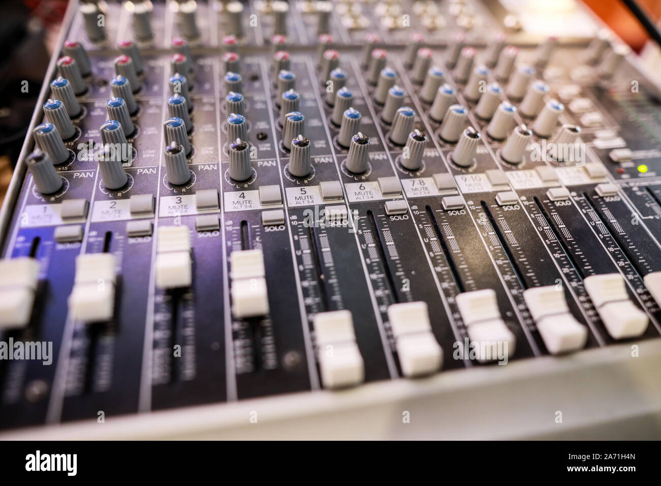 Flache Tiefenschärfe (selektive Fokus) Bild mit der Steuerelemente auf einem Audio Mixer Stockfoto