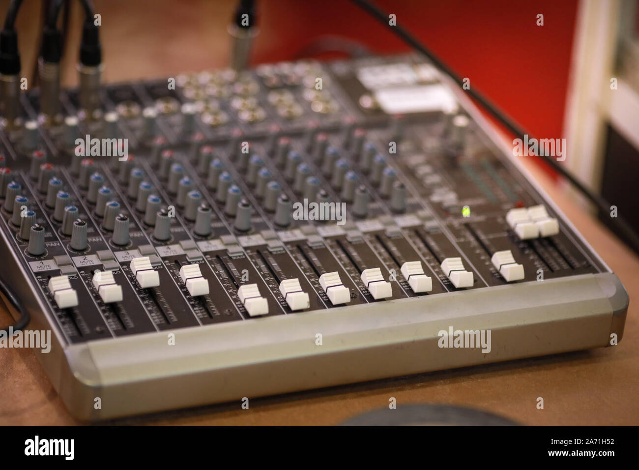 Flache Tiefenschärfe (selektive Fokus) Bild mit der Steuerelemente auf einem Audio Mixer Stockfoto