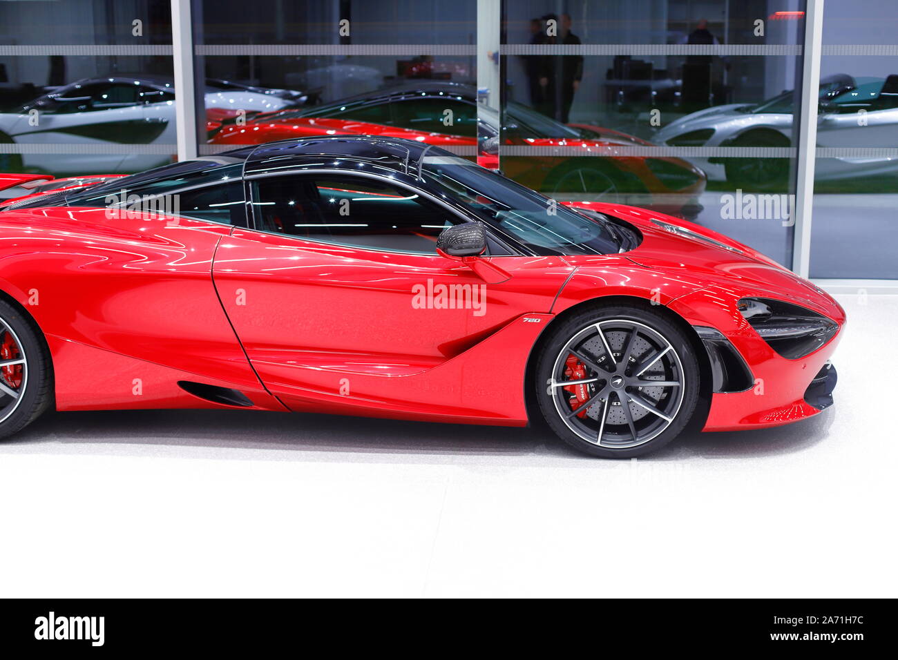 Neue Mclaren supercars innerhalb des Mclaren Leeds Showroom im Tempel Grün in Leeds. Stockfoto