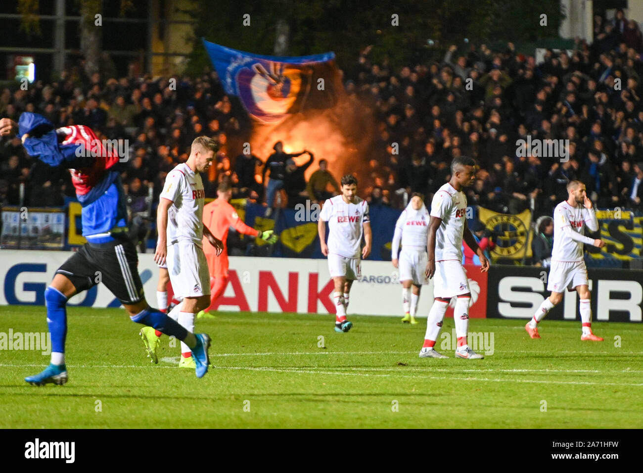 29. Oktober 2019, Saarland, Völklingen: Fussball: DFB-Pokal, 1.FC  Saarbrücken - 1.FC Köln, 2. Runde, Hermann-Neuberger-Stadion. Spieler des  1. FC Köln stand nach dem Saarbrücker Ziel zu 3:2 Mit gesenkten Köpfen auf  dem