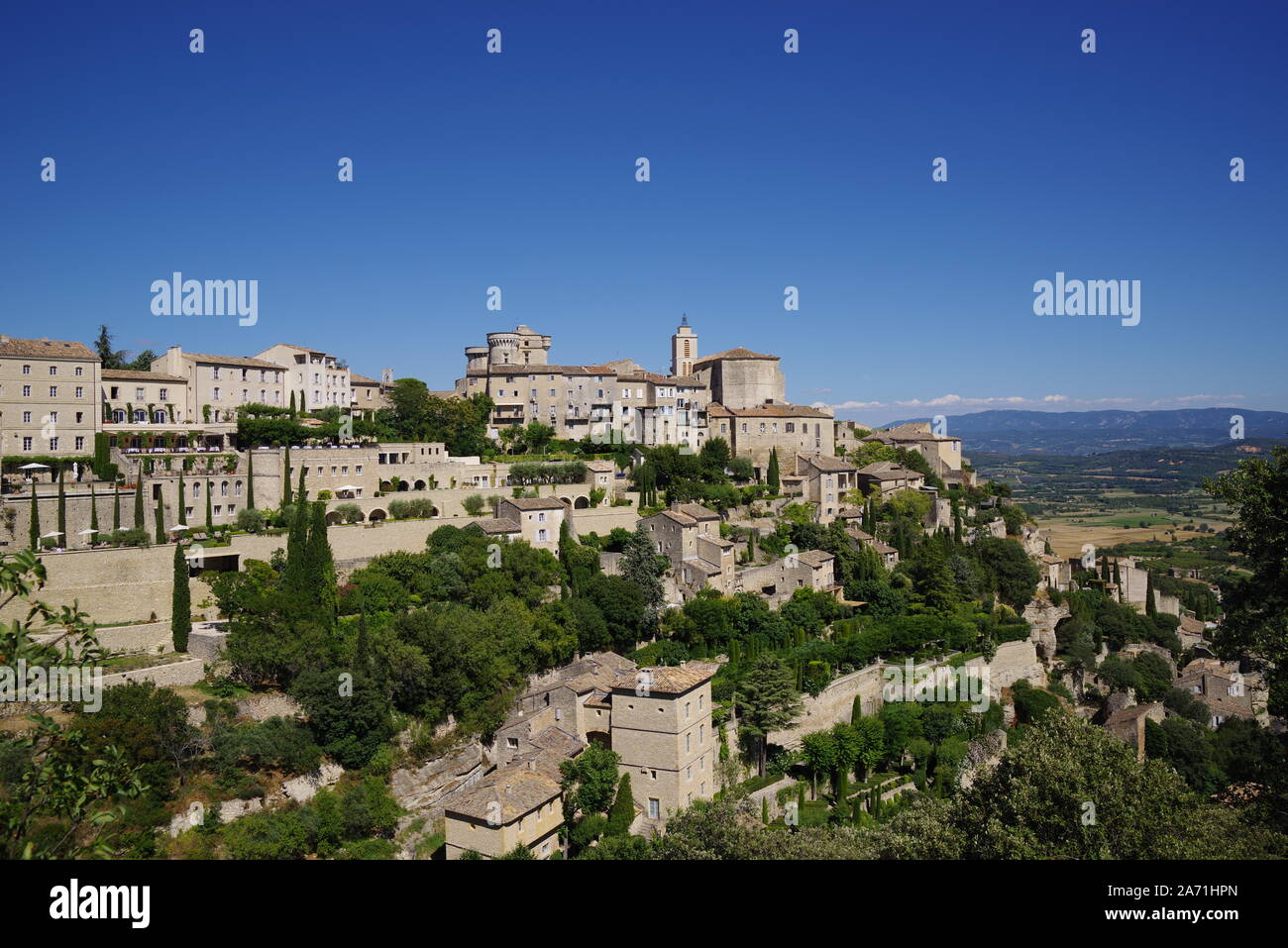 Das alte Dorf Gordes auf einem Felsen in der Provence in Südfrankreich Stockfoto