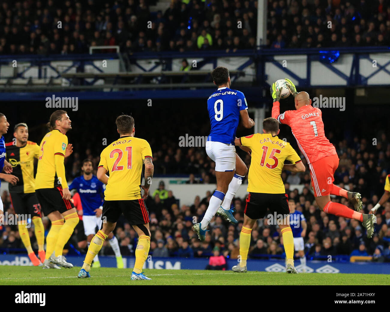 Goodison Park, Liverpool, Merseyside, UK. 29 Okt, 2019. Englische Fußball-Liga Cup, Carabao Fussball-WM, Everton gegen Watford, Watford Torwart Heurelho Gomes Ansprüche ein Kreuz herausgefordert durch Dominic Calvert-Lewin von Everton - Streng redaktionelle Verwendung. Keine Verwendung mit nicht autorisierten Audio-, Video-, Daten-, Spielpläne, Verein/liga Logos oder "live" Dienstleistungen. On-line-in-Match mit 120 Bildern beschränkt, kein Video-Emulation. Keine Verwendung in Wetten, Spiele oder einzelne Verein/Liga/player Publikationen Quelle: Aktion plus Sport/Alamy leben Nachrichten Stockfoto