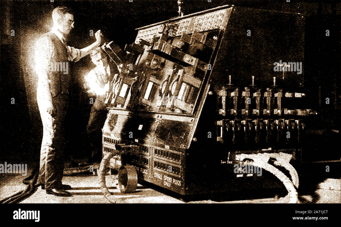 Ein 40er Szene in Elstree Film England (British International Pictures) 1940 - ein Licht Techniker betreibt eine bewegliche UNLIGHT Switchboard' Stockfoto