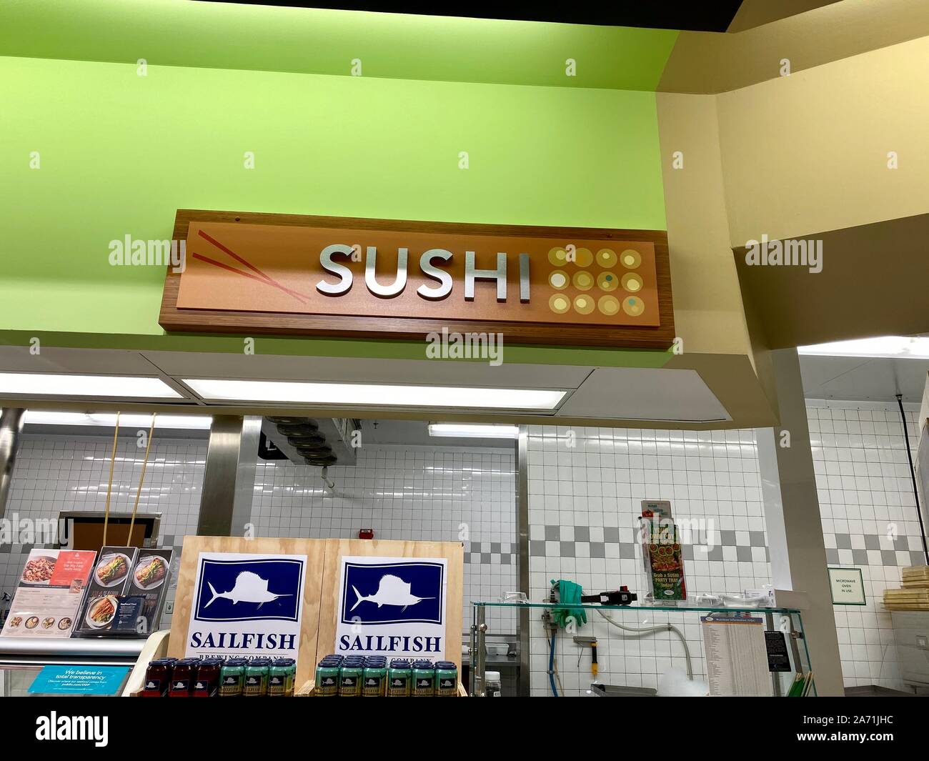 Vero Beach, FL/USA -10/28/19: Das Sushi Zeichen an einem Lebensmittelgeschäft mit frischen Sushi bereit für Kunden zu kaufen und mit nach Hause nehmen zu essen. Stockfoto