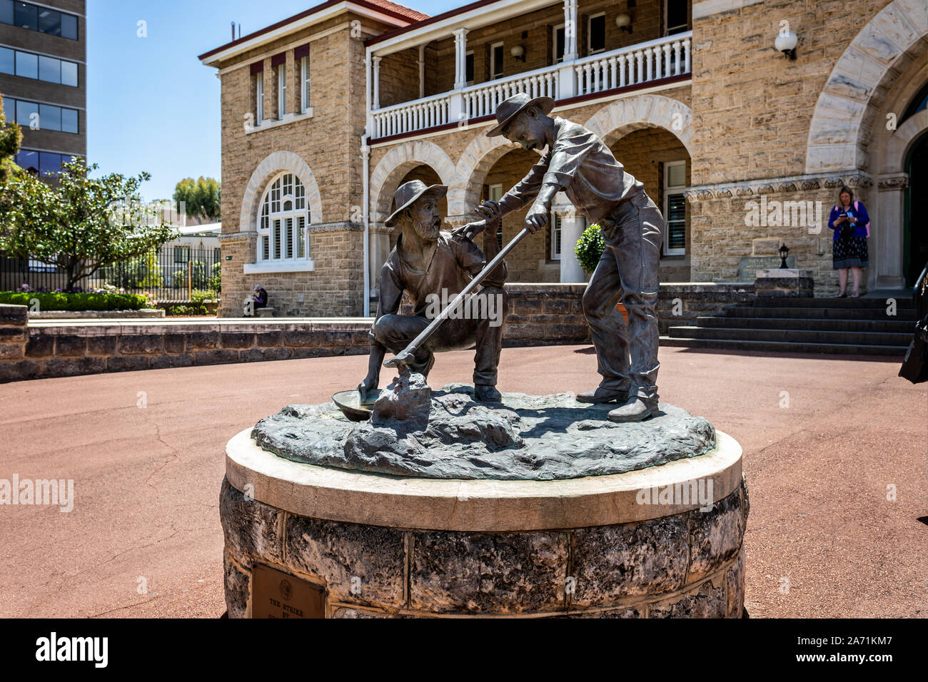 Statue der Bergleute, die der Goldrausch im westlichen Australien außerhalb der Perth Mint, Perth, Australien am 24. Oktober 2019 ausgelöst Stockfoto