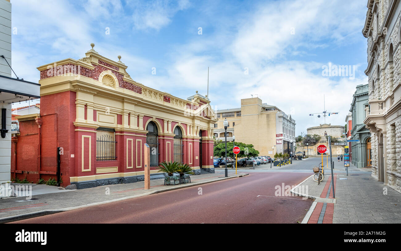 Georgianische und viktorianische Architektur im Stil der Gebäude und die historische Round House High Street, Freemantle, Australien am 23. Oktober 2019 Stockfoto