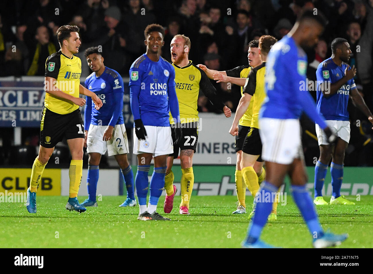 BURTON-on-Trent, England. 29. Oktober Liam Boyce (27) von Burton Albion feiert, nachdem er ein Ziel zu machen es 1-2 während der carabao Cup vierte Runde Übereinstimmung zwischen Burton Albion und Leicester City an der Pirelli Stadium, Burton upon Trent am Dienstag, den 29. Oktober 2019. (Credit: Jon Hobley | MI Nachrichten) das Fotografieren dürfen nur für Zeitung und/oder Zeitschrift redaktionelle Zwecke verwendet werden, eine Lizenz für die gewerbliche Nutzung Kreditkarte erforderlich: MI Nachrichten & Sport/Alamy leben Nachrichten Stockfoto