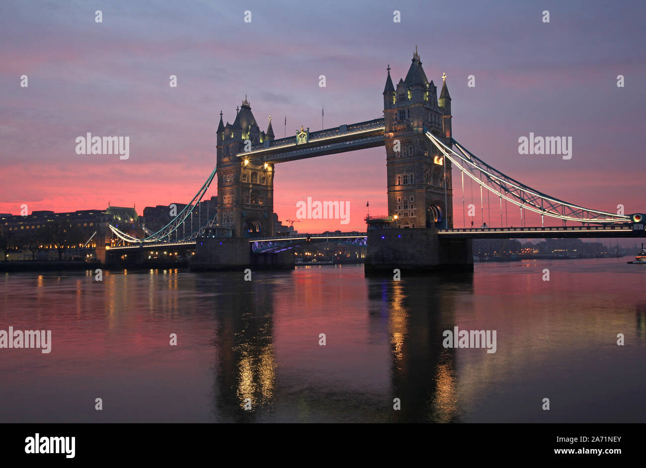Tower Bridge in der Dämmerung Stockfoto
