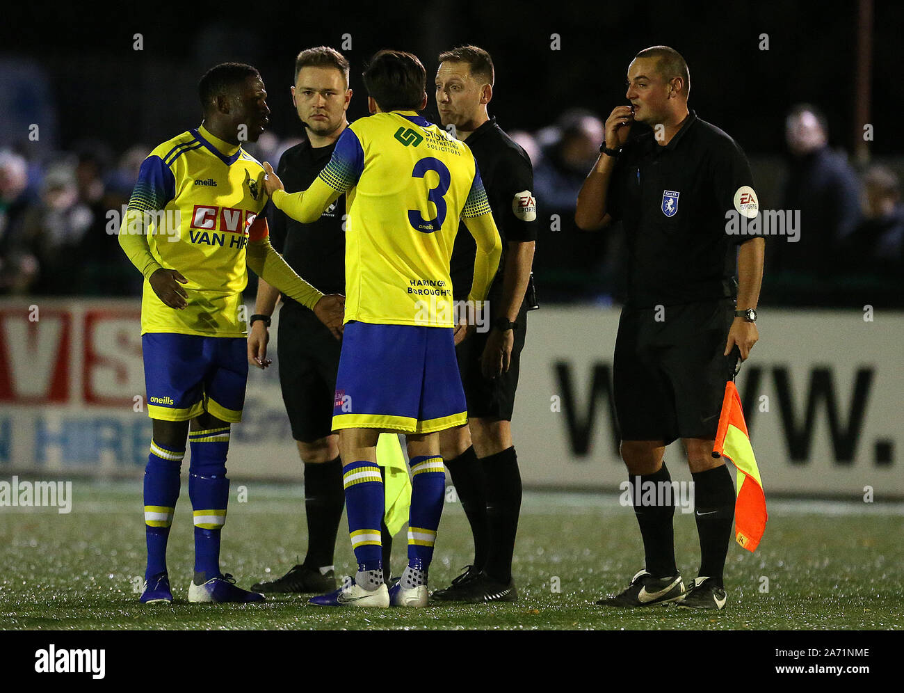 Haringey's Borough Stelios Demetriou Austausch Wort mit dem Spiel Schiedsrichter Simon Mather im FA Cup in die vierte Qualifikationsrunde replay Gleiches an Coles Park Stadium, London. Stockfoto