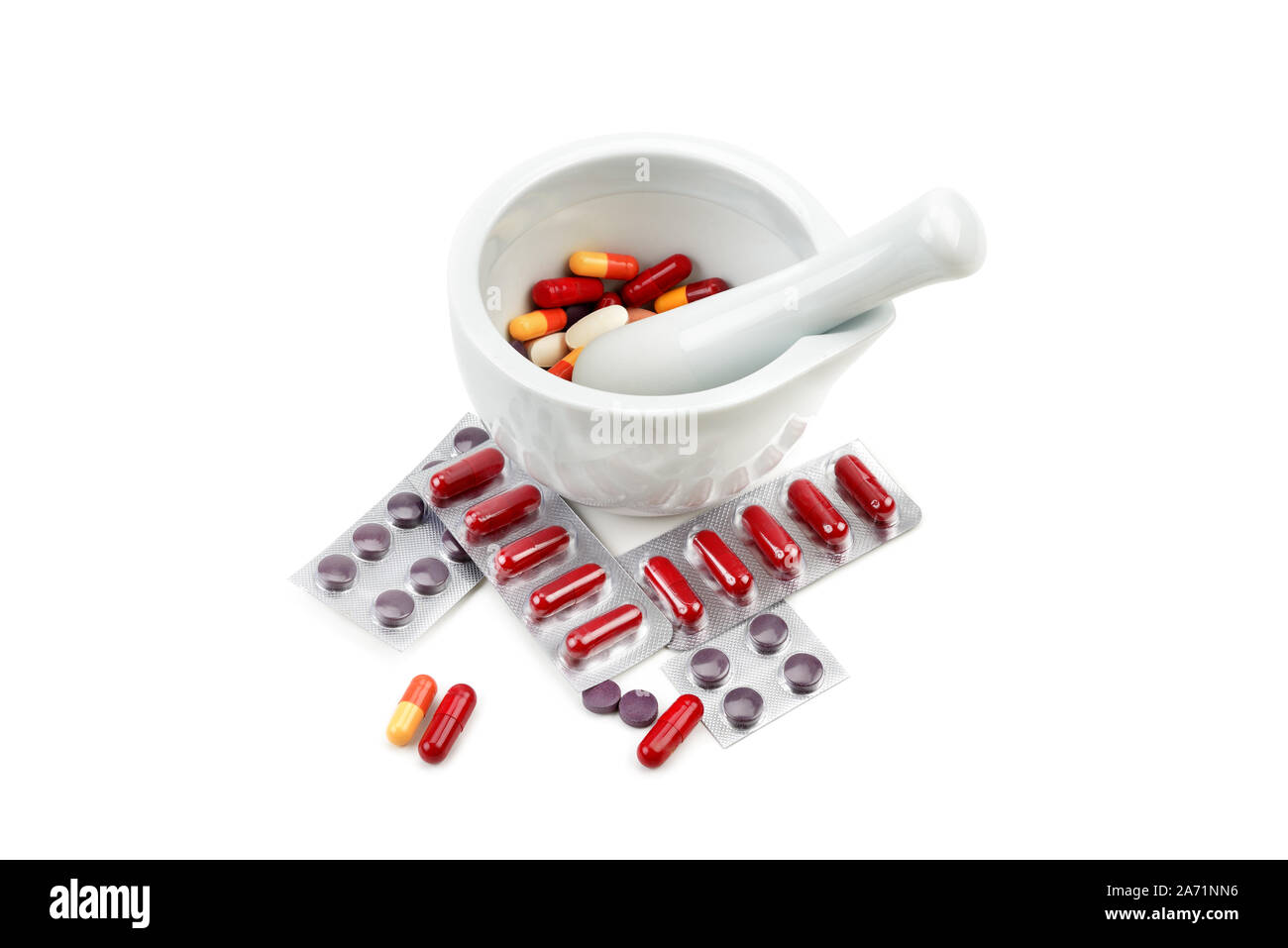 Sortiment von Arzneimitteln Tabletten und Keramik Mörser mit Pistill auf  weißem Hintergrund Stockfotografie - Alamy