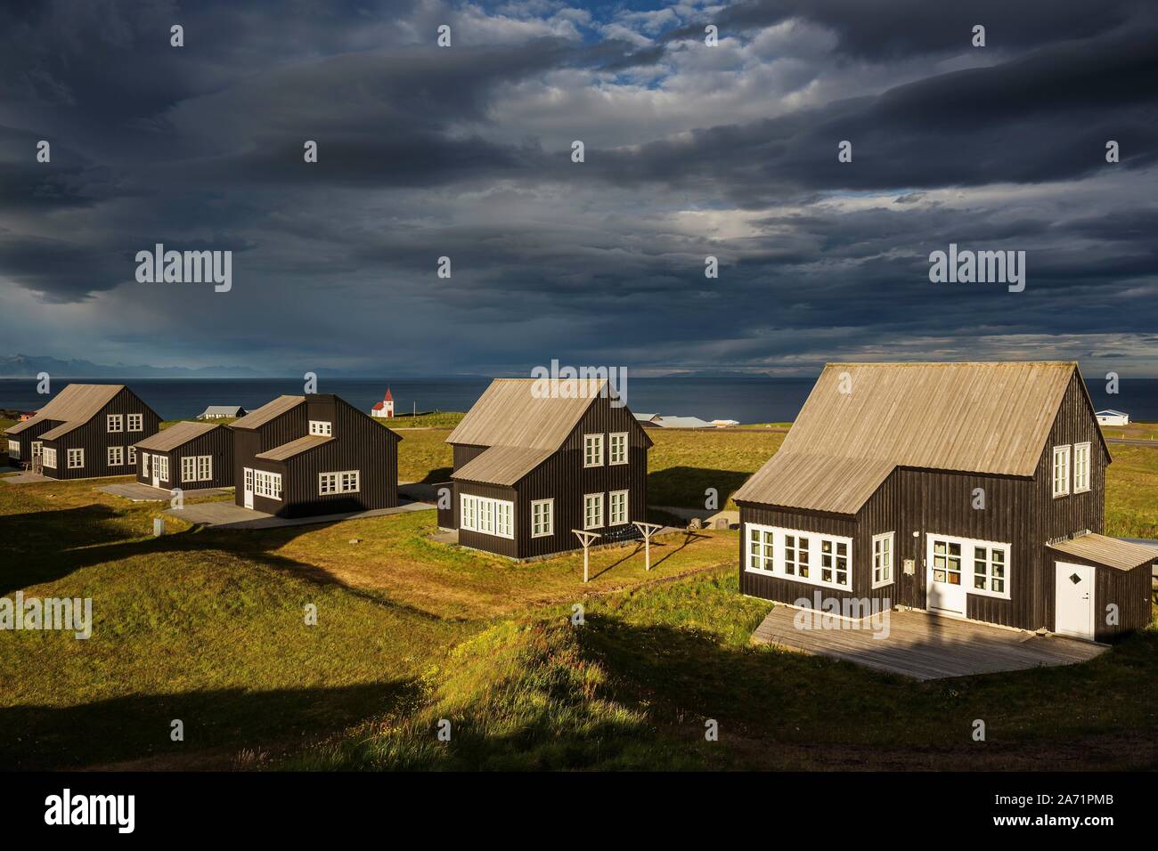 Ferienhäuser, Ferienhaus Siedlung in Hellnar, die Wolkenbildung, Halbinsel Snaefellsnes, West Island, Island Stockfoto