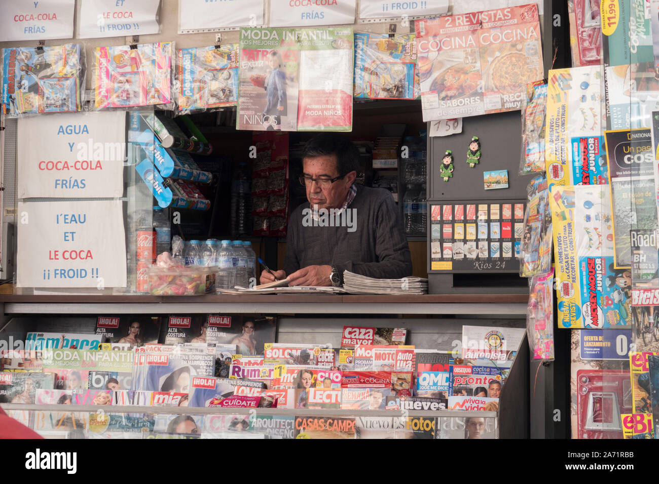 Zeitung und Zeitschrift Straße Verkäufer in Spanien Stockfoto