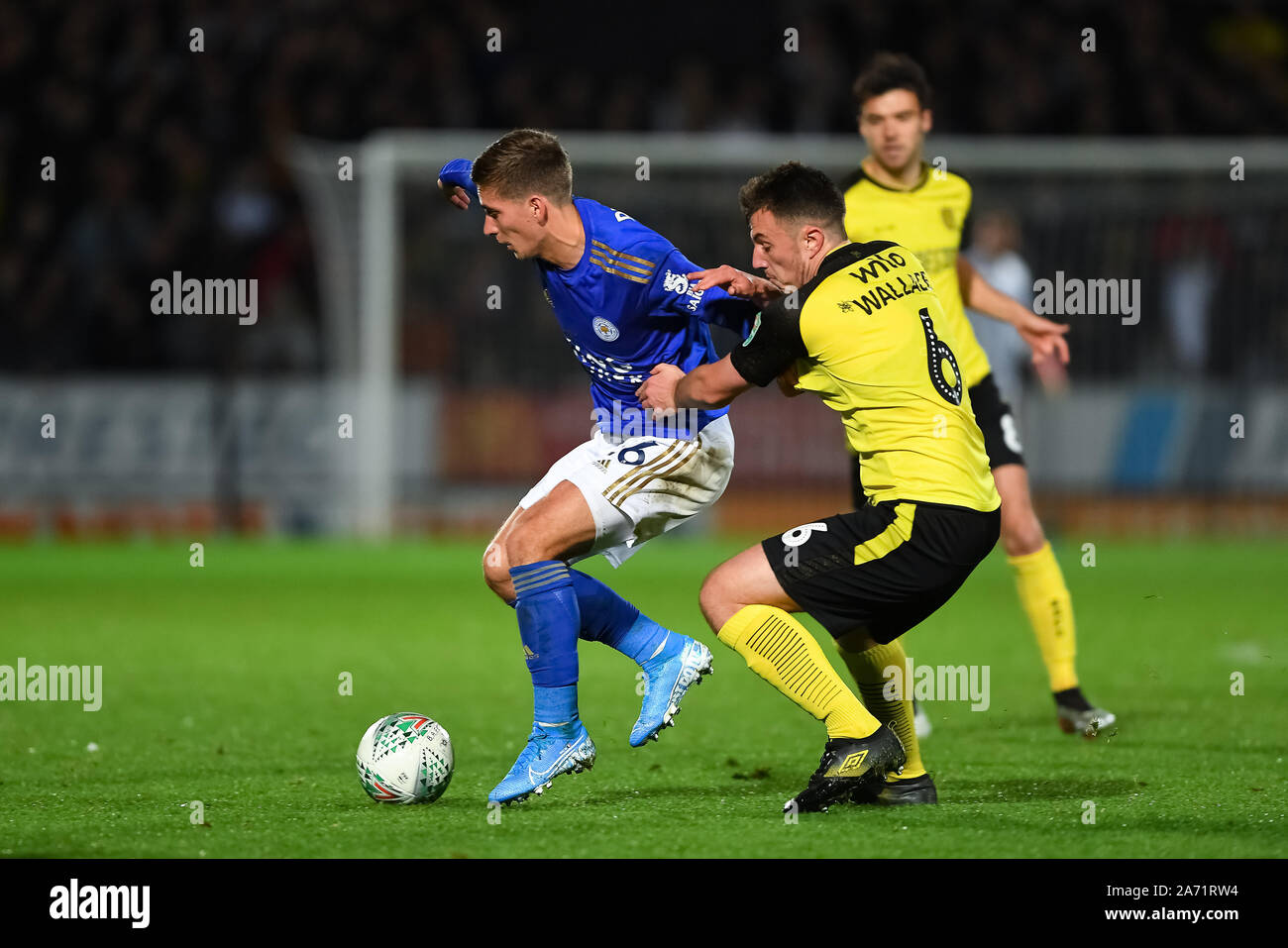 BURTON-on-Trent, England. 29. Oktober Dennis Praet (26) von Leicester City Schlachten mit Kieran Wallace (6) von Burton Albion in der vierten Runde Carabao Cup Match zwischen Burton Albion und Leicester City an der Pirelli Stadium, Burton upon Trent am Dienstag, den 29. Oktober 2019. (Credit: Jon Hobley | MI Nachrichten) das Fotografieren dürfen nur für Zeitung und/oder Zeitschrift redaktionelle Zwecke verwendet werden, eine Lizenz für die gewerbliche Nutzung Kreditkarte erforderlich: MI Nachrichten & Sport/Alamy leben Nachrichten Stockfoto