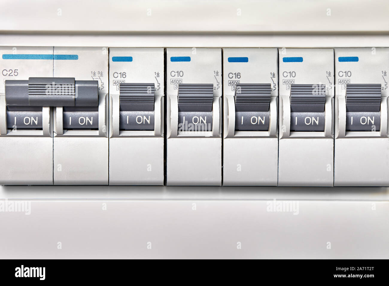 Automatische Geräte zum Schutz vor Überlastung im Netz. Leistungsschalter oder automatische Sicherungen sind die elektrischen Schutzmaßnahmen dev Stockfoto