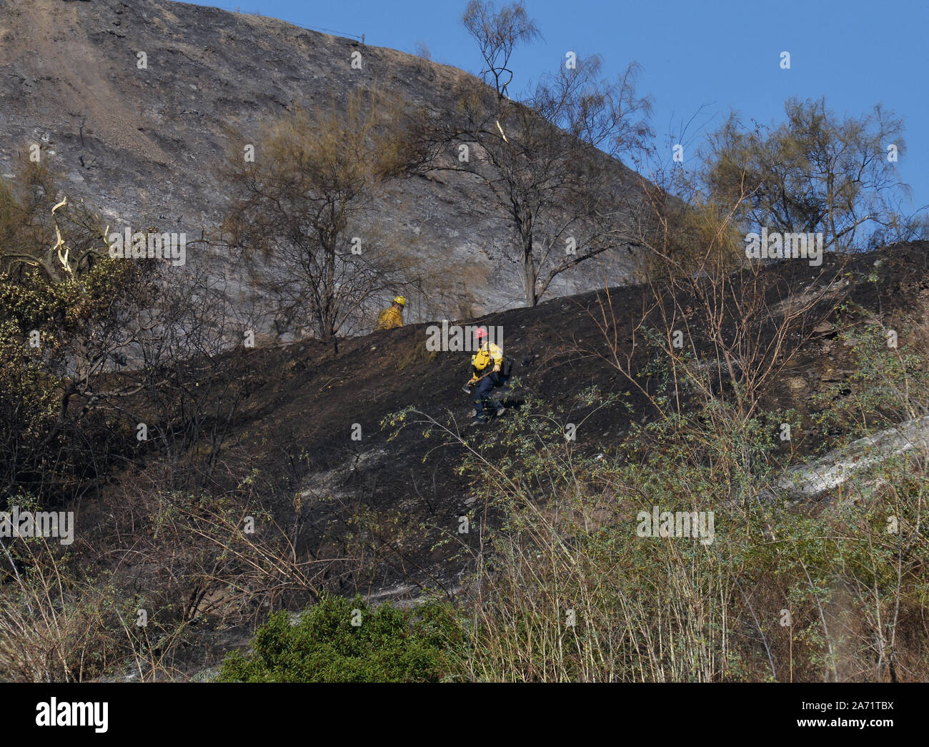 Los Angeles, USA. 29 Okt, 2019. Feuerwehr Suchen Sie nach Hotspots auf einem Hügel in der Nähe der Interstate 405, wo die frühen Montag Morgen Getty Brand am Dienstag, Oktober 29, 2019 entstanden. Die Feuerwehr konnte die Kontrolle über eine Bürste Feuer brennen in der Nähe der Innenstadt von Los Angeles Stunden gewinnen, bevor die Meteorologen prognostizieren einen Santa Ana wind Veranstaltung Dienstag Abend. Foto von Jim Ruymen/UPI Quelle: UPI/Alamy leben Nachrichten Stockfoto