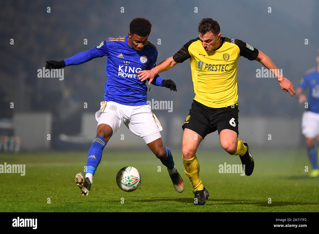 BURTON-on-Trent, England. 29. Oktober Demarai Grau (7) von Leicester City Schlachten mit Kieran Wallace (6) von Burton Albion in der vierten Runde Carabao Cup Match zwischen Burton Albion und Leicester City an der Pirelli Stadium, Burton upon Trent am Dienstag, den 29. Oktober 2019. (Credit: Jon Hobley | MI Nachrichten) das Fotografieren dürfen nur für Zeitung und/oder Zeitschrift redaktionelle Zwecke verwendet werden, eine Lizenz für die gewerbliche Nutzung Kreditkarte erforderlich: MI Nachrichten & Sport/Alamy leben Nachrichten Stockfoto