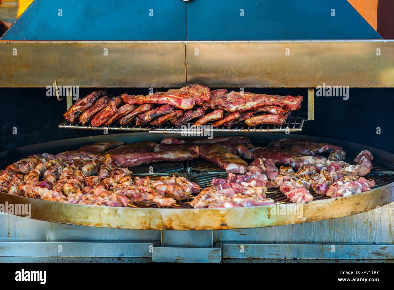 Gegrilltes Fleisch. Close-up Kochen der grosse saftige Stücke roh, Fett,  natürlichen, mariniertes Schweinefleisch, Rind Kälber, Rams auf einer  Grillpfanne grillen. Ein großer runder gr Stockfotografie - Alamy