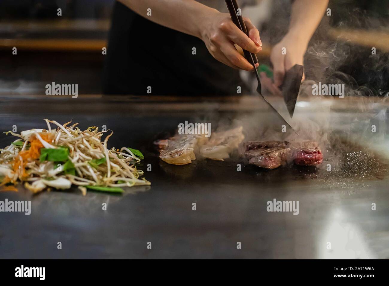 Teppan zeigen in einem Japanischen Restaurant, direkt Kochen vor der Client, Fisch, Reis, Fleisch, Gemüse Stockfoto