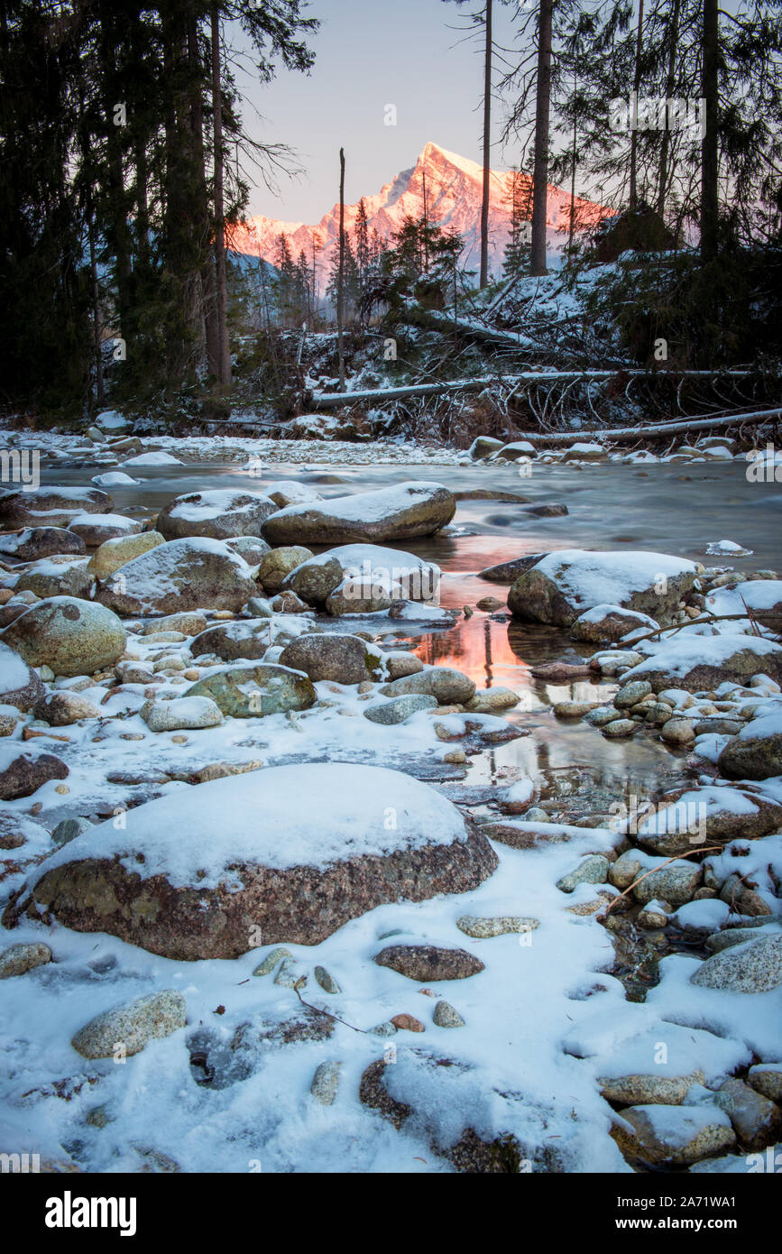 Krivan und Fluss Bela, Hohe Tatra in der Slowakei. Gefrorenen Fluss und Licht der untergehenden Sonne auf dem Berg Stockfoto
