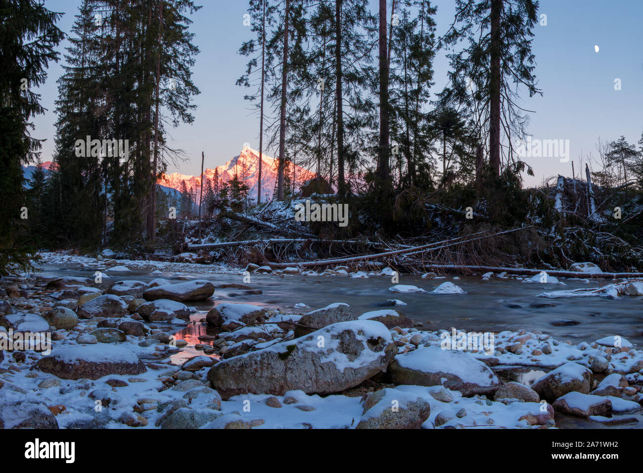 Krivan und Fluss Bela, Hohe Tatra in der Slowakei. Gefrorenen Fluss und Licht der untergehenden Sonne auf dem Berg Stockfoto