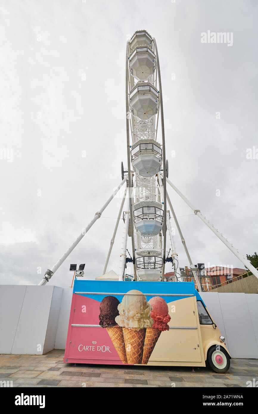 Ein Eis van Vor dem Riesenrad an der Promenade gegenüber vom Pier in Bournemouth, England. Stockfoto