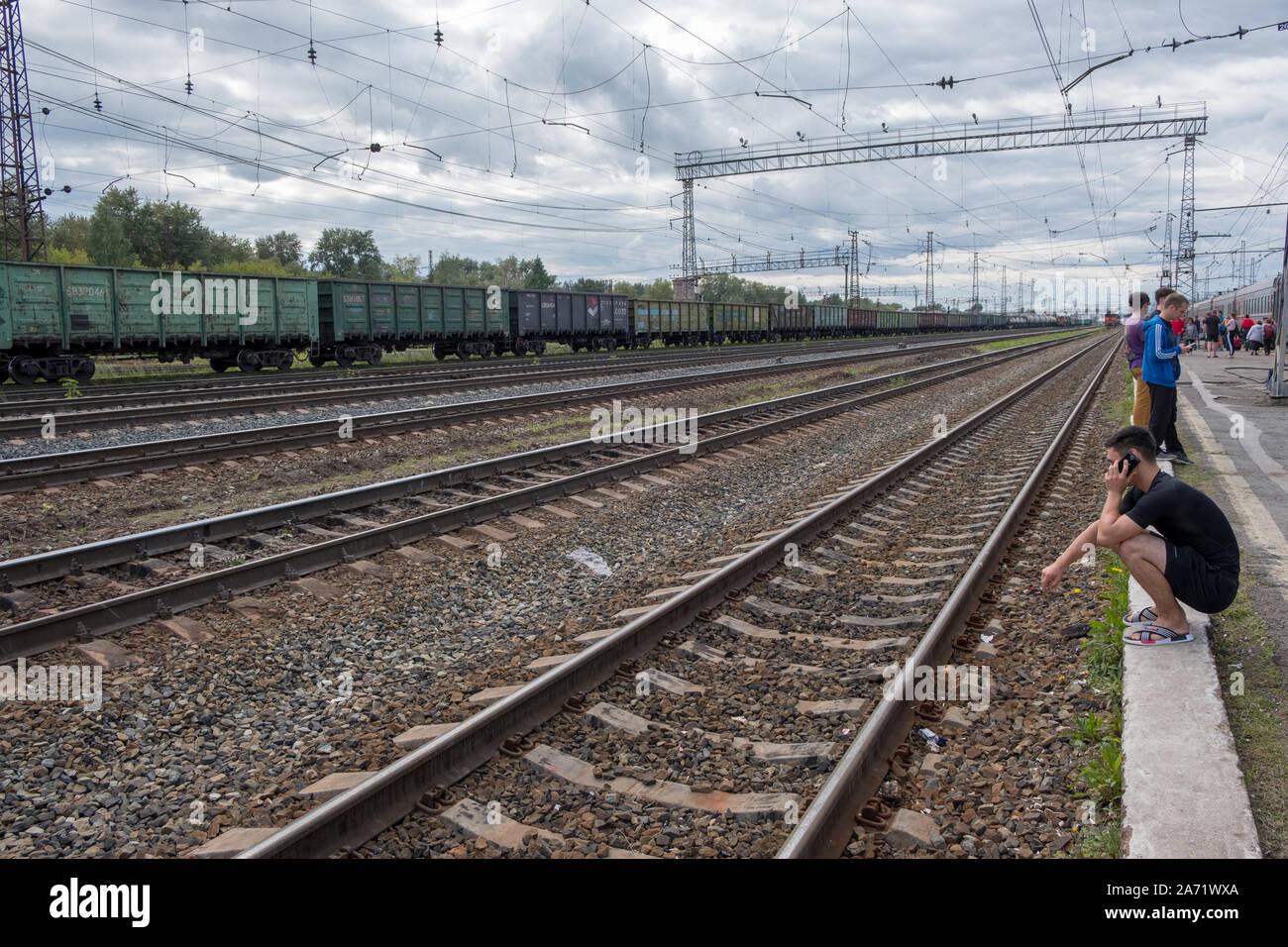 Personen, die sich in der Nähe der Bahnschienen in der Transsibirischen route Stockfoto