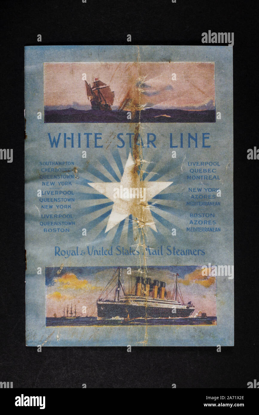 Replica Erinnerungsstücke im Zusammenhang mit der Titanic: Seite Font des 1. Klasse White Star Line Passagier Broschüre. Stockfoto