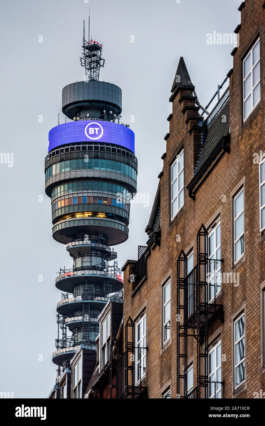 BT Tower London mit neuen 2019 BT-Logo. Der BT Tower, eröffnet im Jahr 1965. Stockfoto