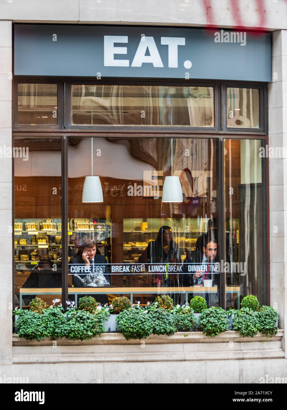 Restaurant Eat London - Essen. Das Real Food Company gekauft 2019 von Pret a Manger Gruppe und in die Pret Restaurants umgewandelt Stockfoto