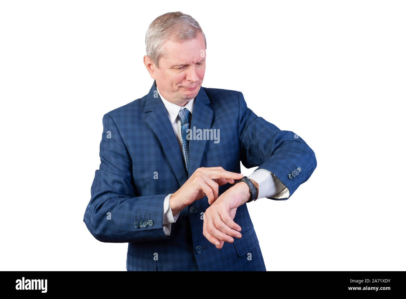 Ein älterer Mann im Anzug misst den Puls eines Fitness Armband. Auf einem weißen Hintergrund. Stockfoto