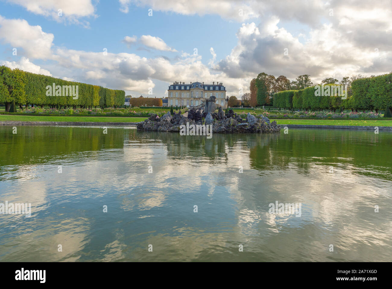 Champs-sur-Marne, Frankreich - Oktober 6, 2019: Teich und Statuen mit dem Schloss am Ende der Perspektive, in einem französischen Garten am Ende genommen Stockfoto