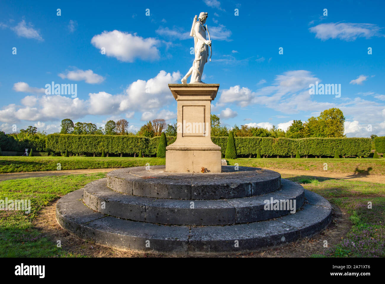 Champs-sur-Marne, Frankreich - Oktober 6, 2019: Zentrale Seite Blick auf eine Apollo Statue stellt in einem klassischen, französischen Garten, am Ende der Fal genommen Stockfoto