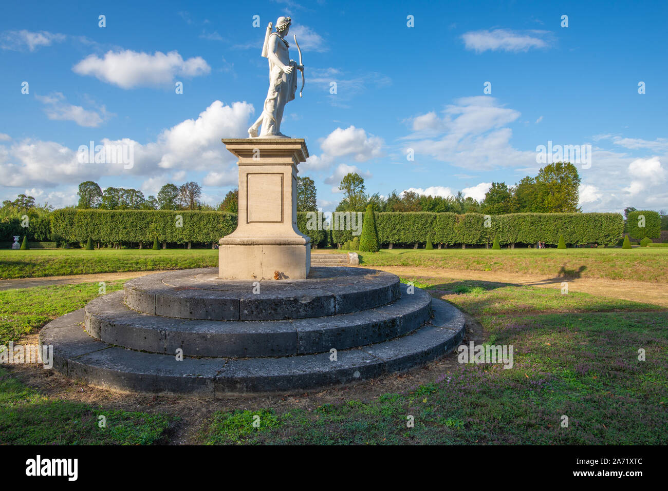 Champs-sur-Marne, Frankreich - Oktober 6, 2019: Asymmetrische Seitenansicht auf einem Apollo Statue stellt in einem klassischen, französischen Garten, am Ende der a Stockfoto