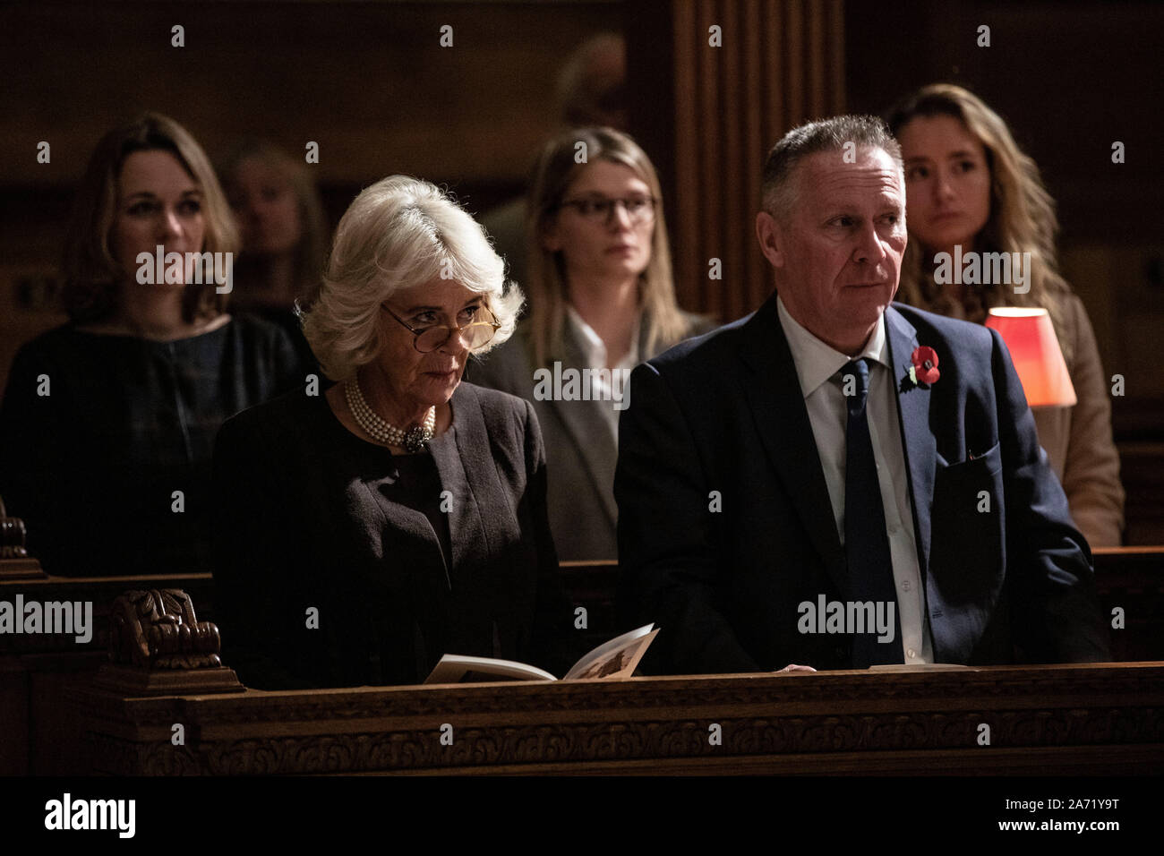 London, Großbritannien. 29 Okt, 2019. Die ST-Braut, die Kirche, Fleet Street - Bild zeigt Camilla, Herzogin von Cornwall saß mit Baron Schwarz von Brentwood, Executive Director der Telegraph Media Group an einem Service der Erinnerung Feier zu gedenken und unterstützen die Journalisten, Fotografen, Kamera-Crew und Mitarbeiter, deren Aufgabe es ist, uns zu bringen die Nachrichten. Credit: Jeff Gilbert/Alamy leben Nachrichten Stockfoto