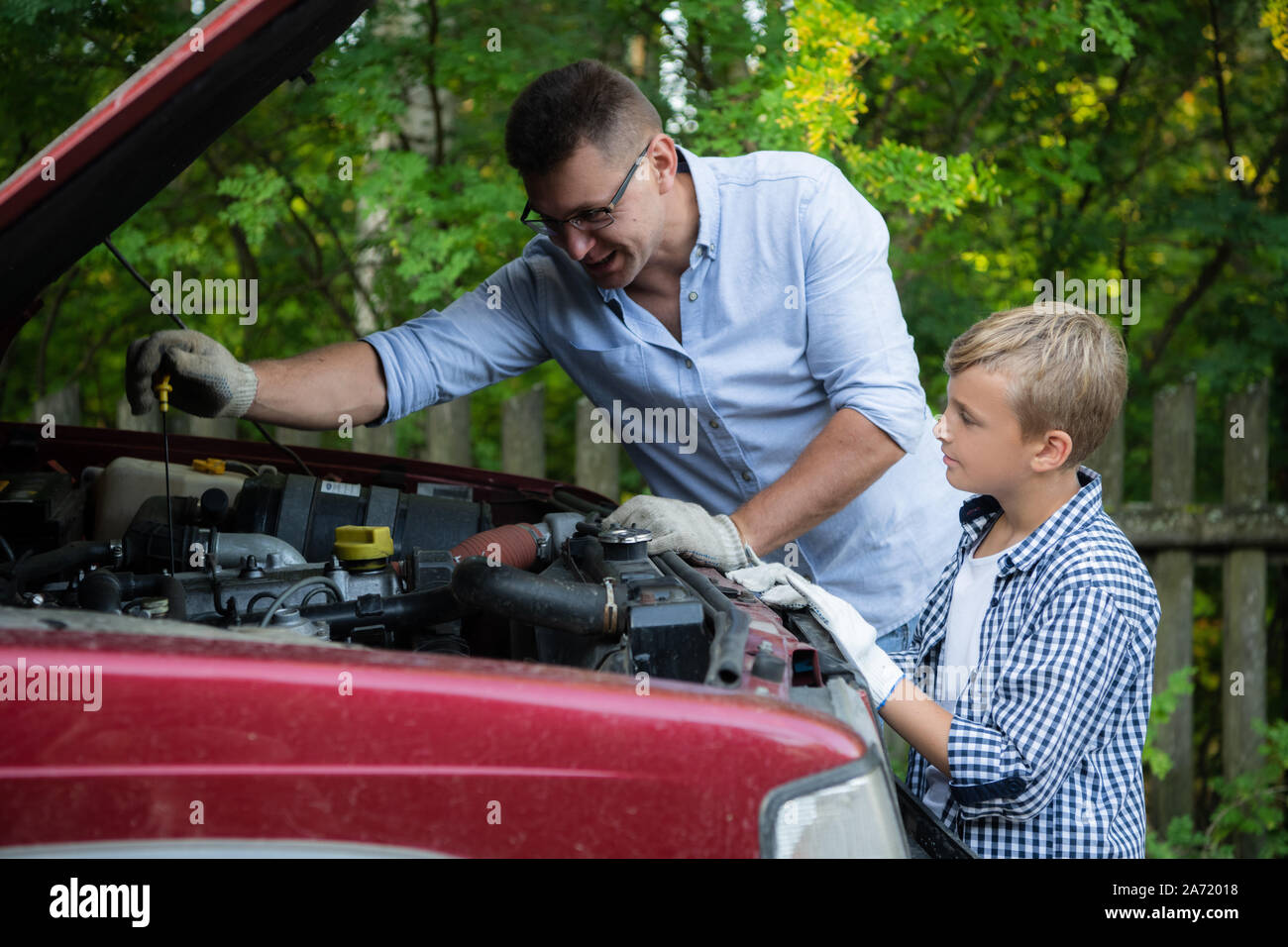 Vater und Sohn sind die Reparatur des Autos im Freien. Auto Reparatur Konzept. Stockfoto