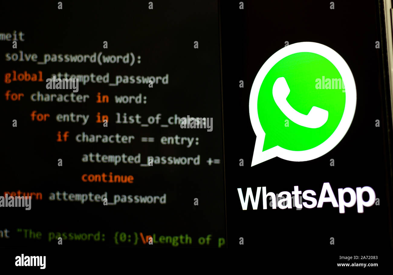 WhatsApp Logo auf das Smartphone in einen dunklen Raum und ein Stück Python Code für Brute-force im verschwommenen Hintergrund. Illustrativ für WhatsApp news Hack Stockfoto