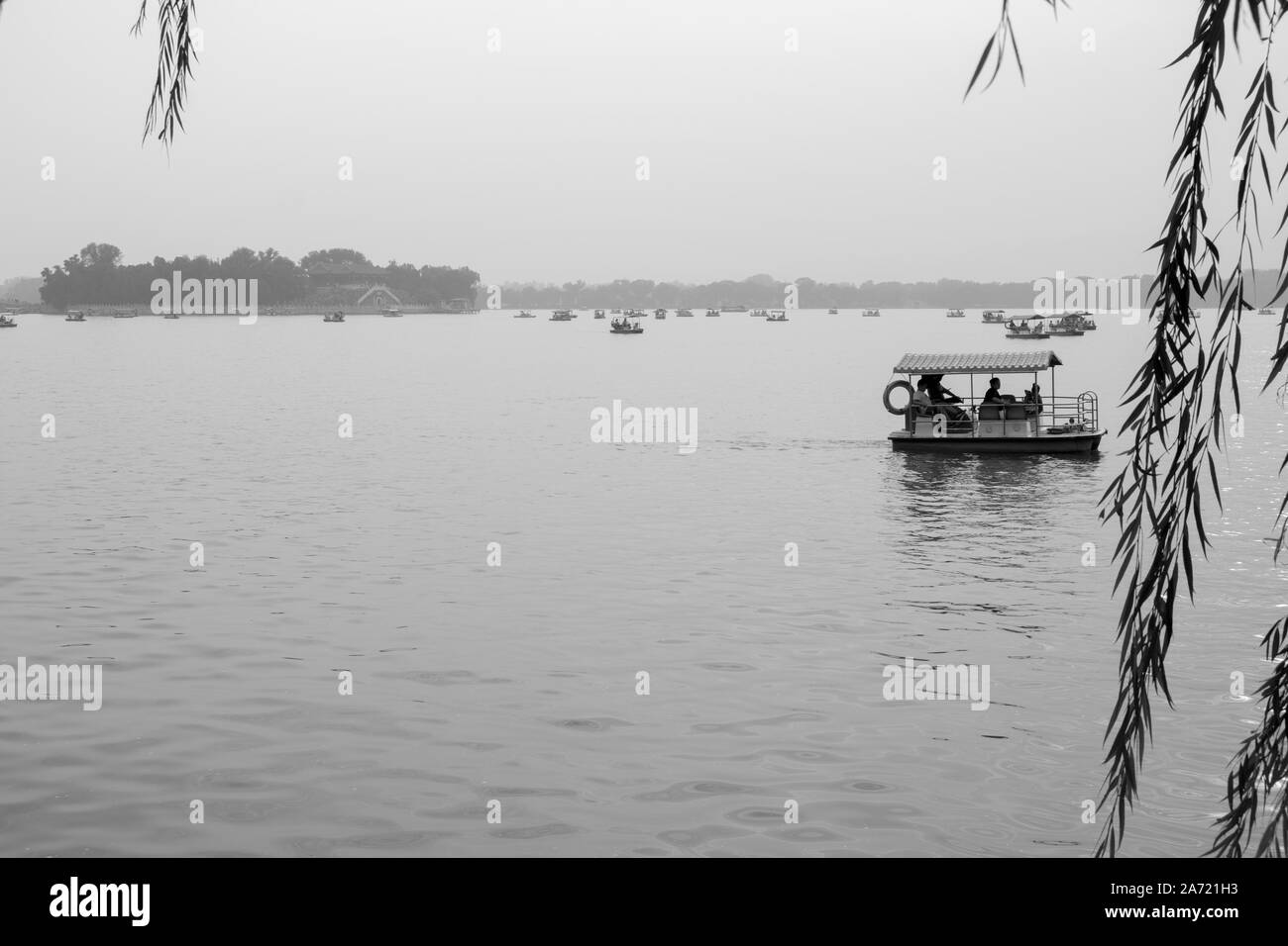 Boot Durchstreifen der Sommerpalast See Stockfoto