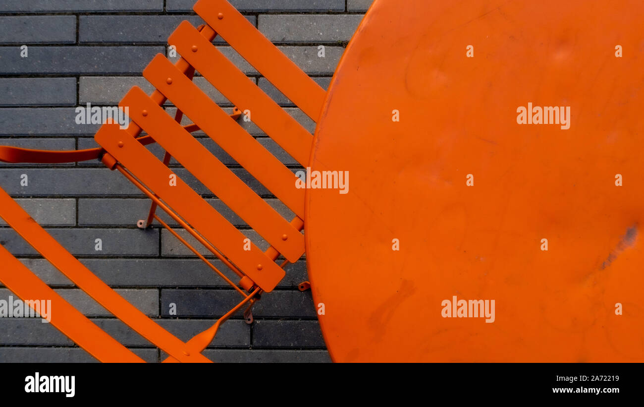 Close-up orange Metall Terrasse Tisch Stockfoto