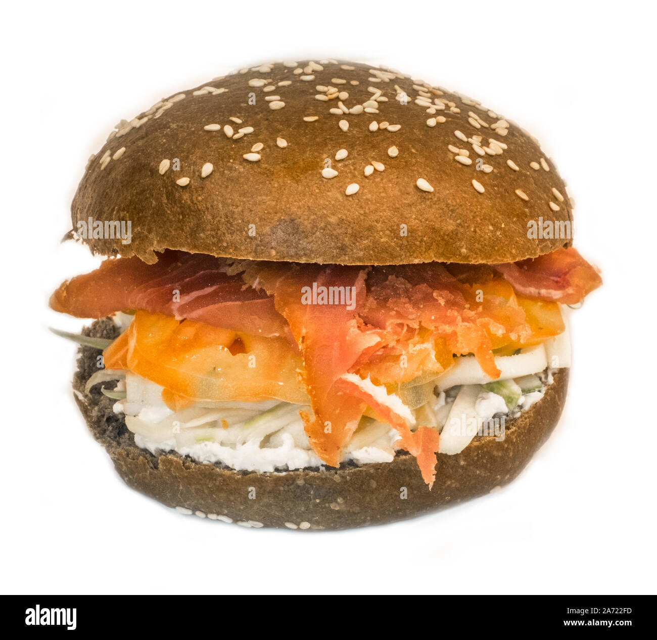 Sandwich Scheiben von rohem Thunfisch, Gemüse und Käse auf weißem Hintergrund Stockfoto