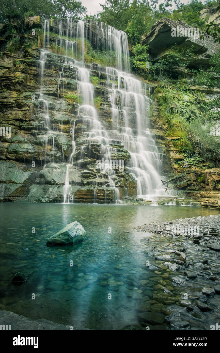 Wasserfall an der Alferello Creek, Alfero, Forlì-Cesena, Emilia Romagna, Italien. Stockfoto
