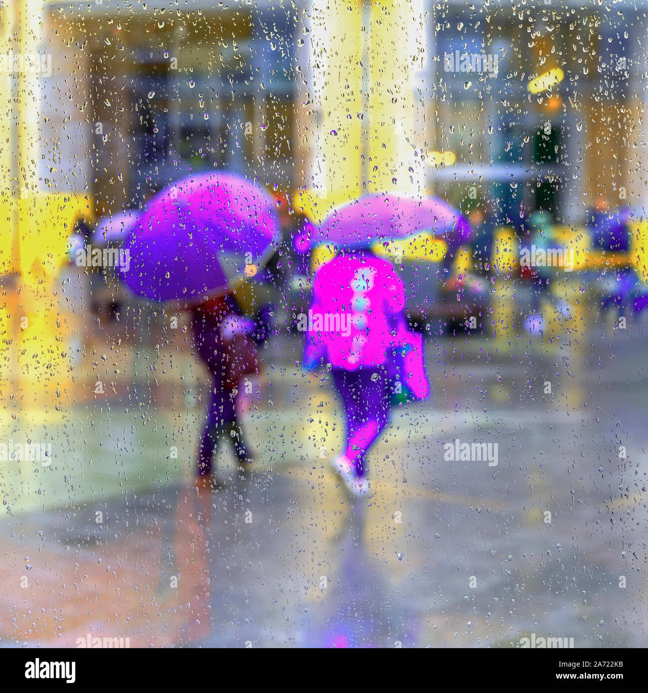 Blick durch die Glasscheibe mit Regen fällt auf unscharfe Reflektion Silhouetten der Leute, die sich für Wandern auf einem Regen unter Regenschirmen und Neon Lichter der Stadt Stockfoto