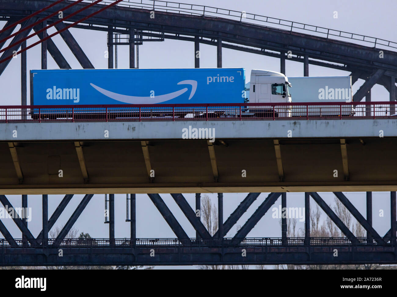 Brücke über den Rhein bei Duisburg, Autobahn A42 Brücke Eisenbahnbrücke an  der Rückseite, Amazon Prime Truck, Amazon eigene Spedition, Logistik divi  Stockfotografie - Alamy