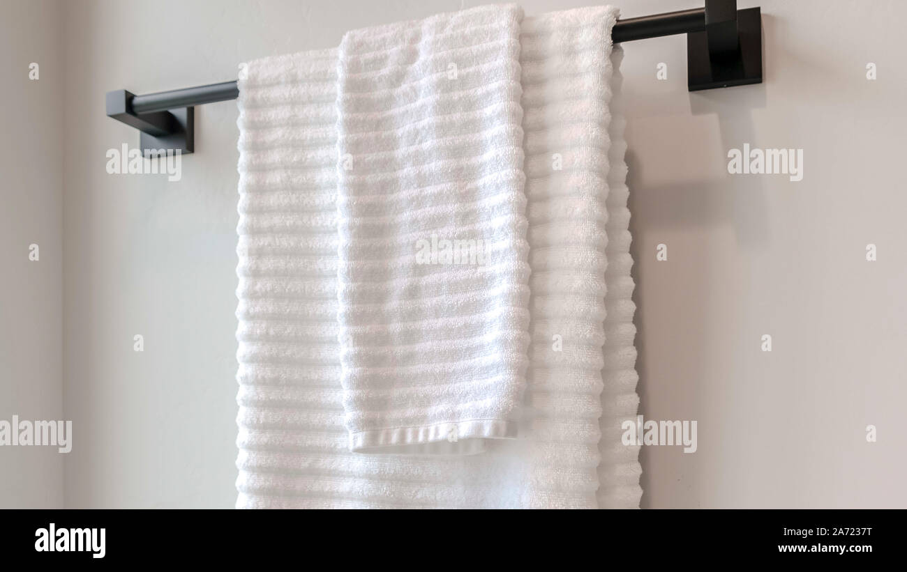 Panorama Rahmen reinigen, weiße Handtücher hängen an einem Handtuchhalter Stockfoto